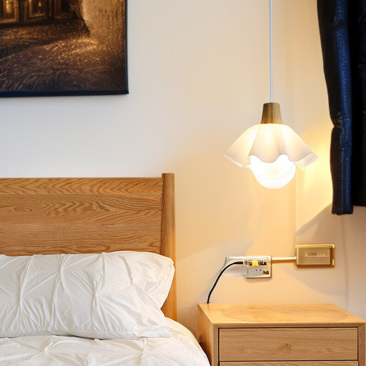 Nordické dřevěné závěsné svítidlo nad jídelní stůl, tři hlavy, moderní japonský styl wabi-sabi