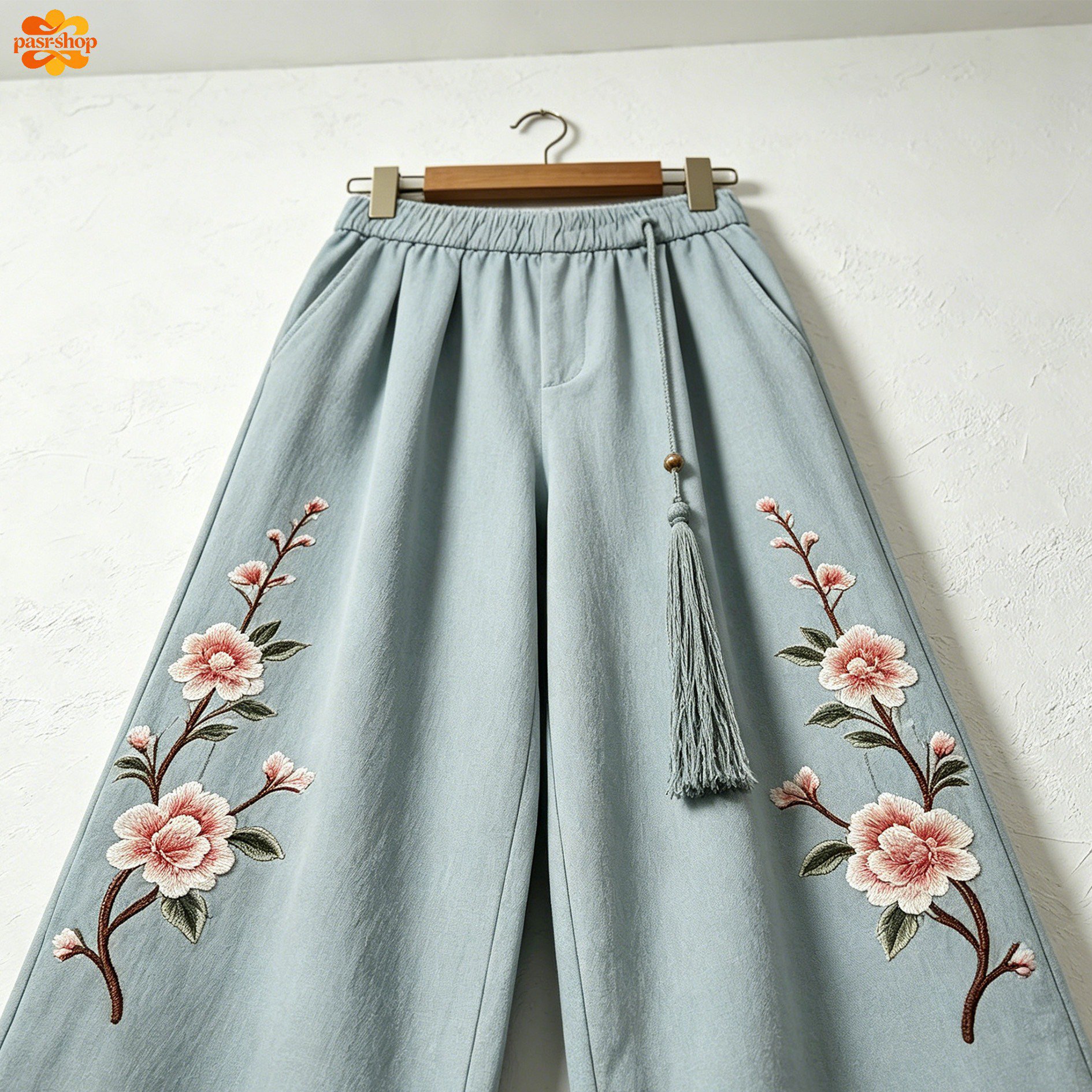 女士穿著淺藍色刺繡寬腿七分褲外出