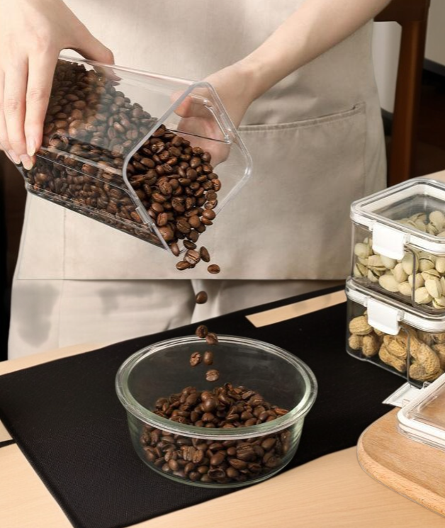 다양한 크기의 투명 사각형 식품 용기