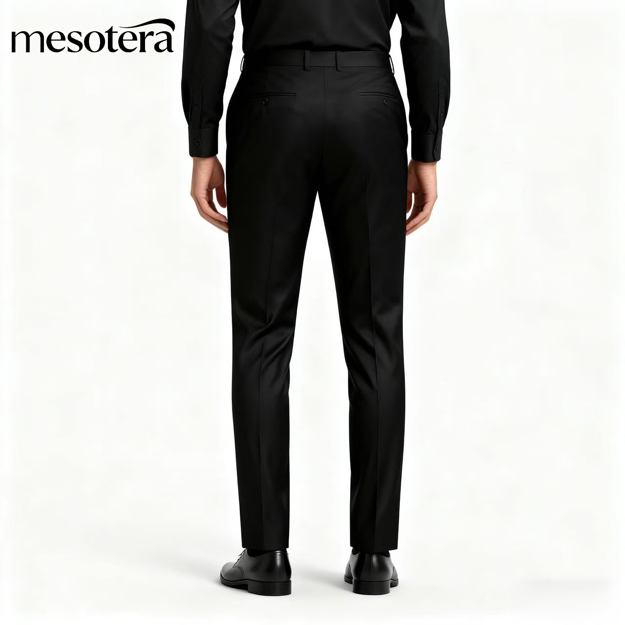 春と秋にぴったりの黒のゆったりとしたパンツ