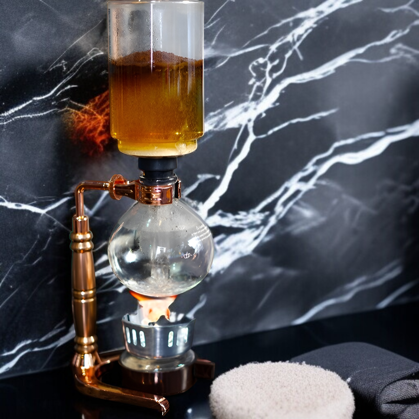 커피 추출 중인 가정용 사이펀 주전자