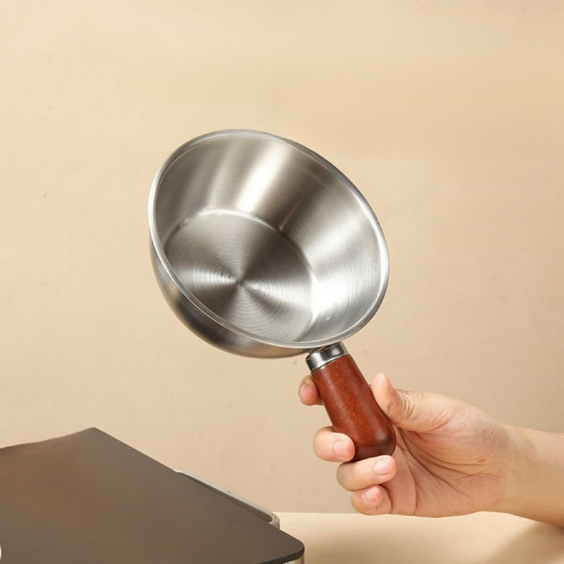 金の取っ手付きサラダボウル