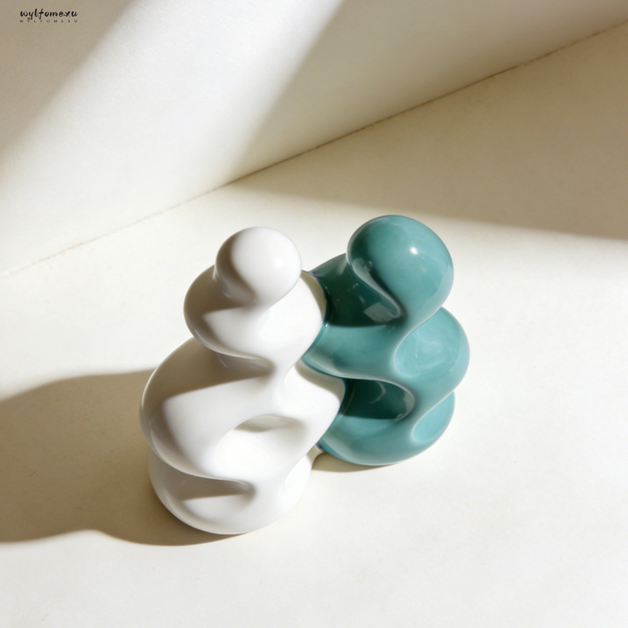 Prosta skandynawska ceramiczna waza na biurko