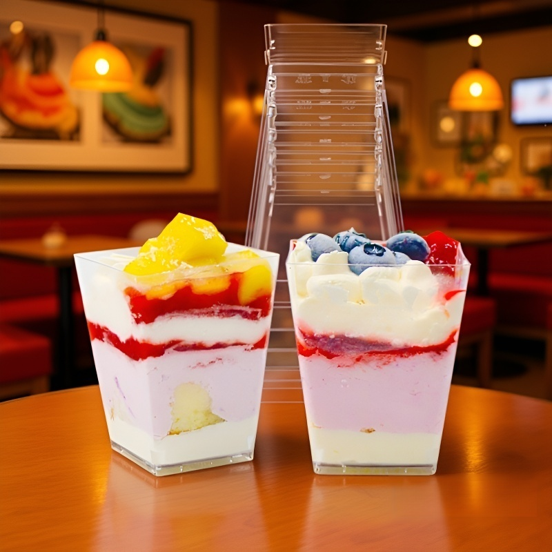 وعاء بلاستيكي شفاف للحلويات مع ملعقة