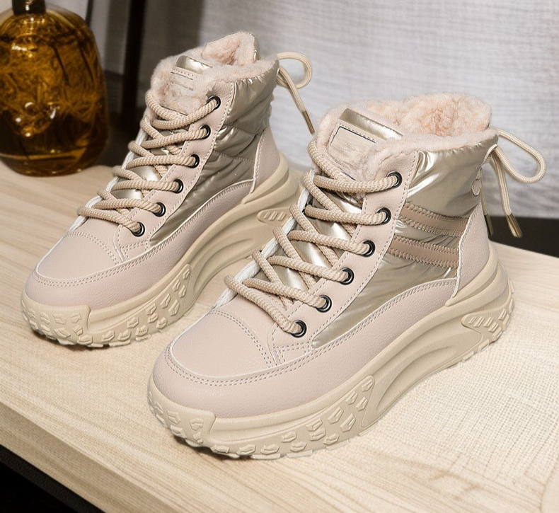 加絨高幫防風厚底鞋戶外行走場景