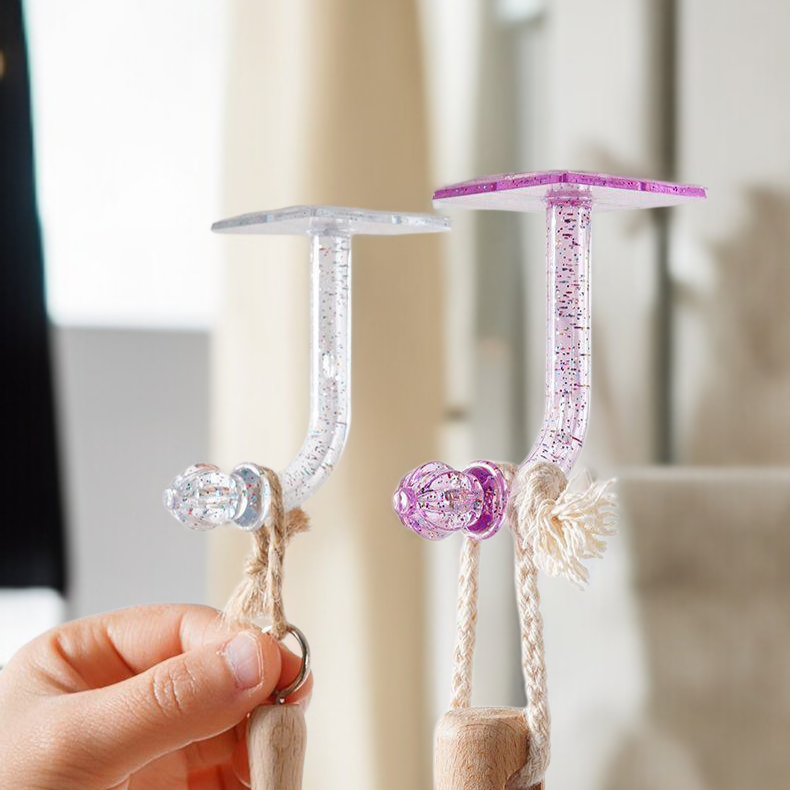 벽에 걸린 헤어밴드 수납 걸이 인테리어