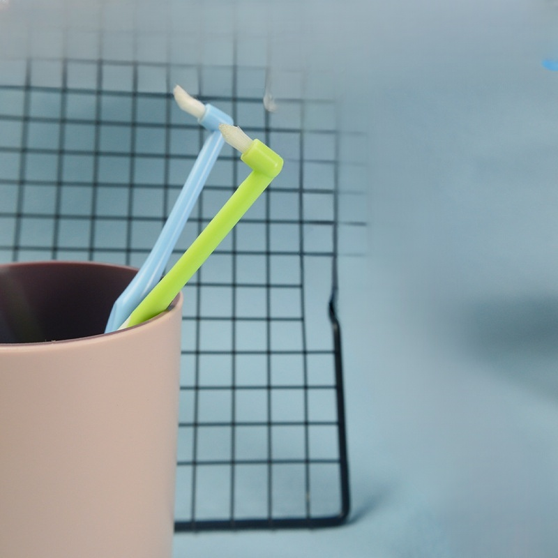 Detalle del cabezal pequeño del cepillo de dientes para gatos