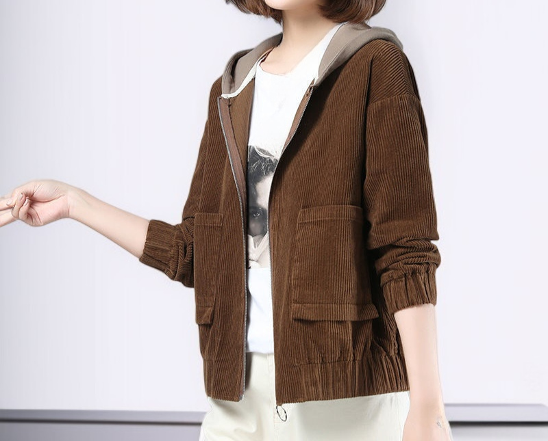 코듀로이 소재의 숏 재킷 뒷모습