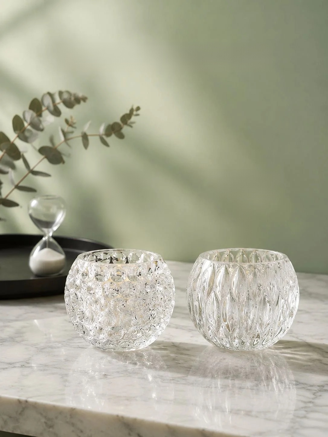 Idea creativa de decoración con florero transparente
