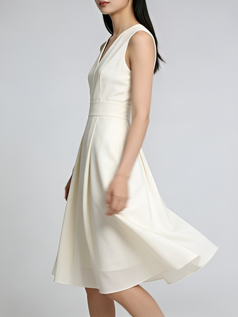 Ärmelloses A-Linien-Kleid in Cremeweiß mit V-Ausschnitt und Taillierung