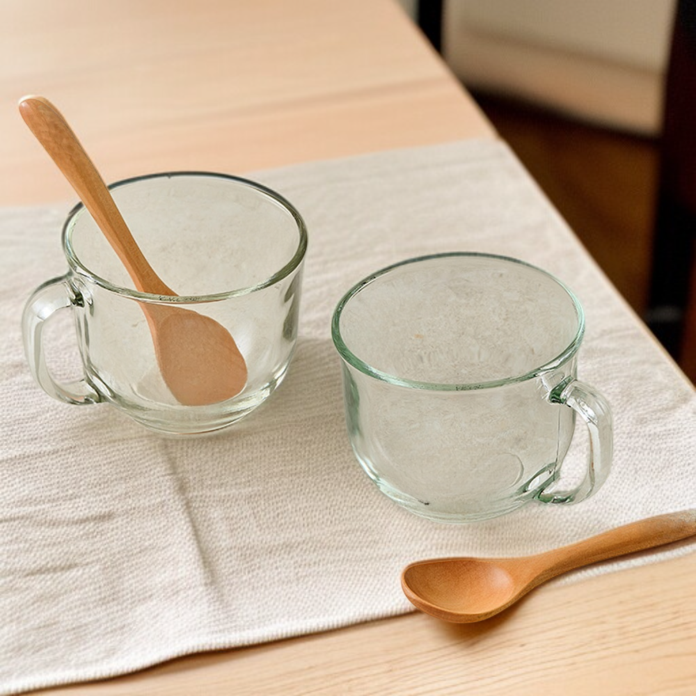 Przezroczysty szklany kubek na jogurt