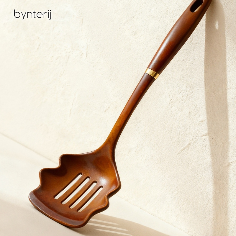 ตะหลิวพิเศษสำหรับทอดไข่และผัดผักในครัว