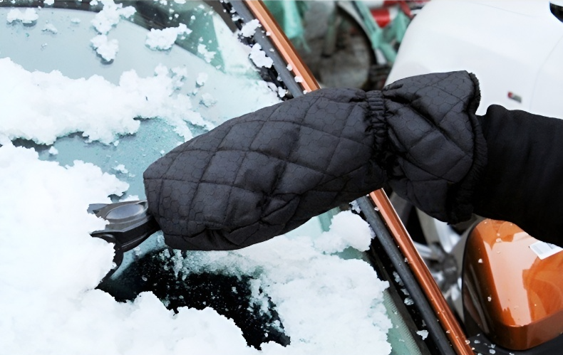 Winter gloves and snow shovel combo for vehicles