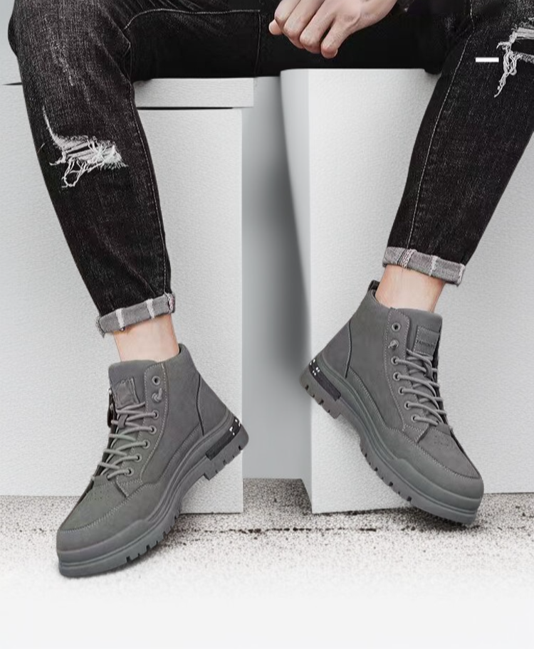 작업 현장에서 착용한 남성용 안전 작업화