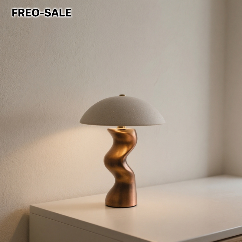금속 받침대가 있는 버섯 모양의 램프 갓 테이블 램프