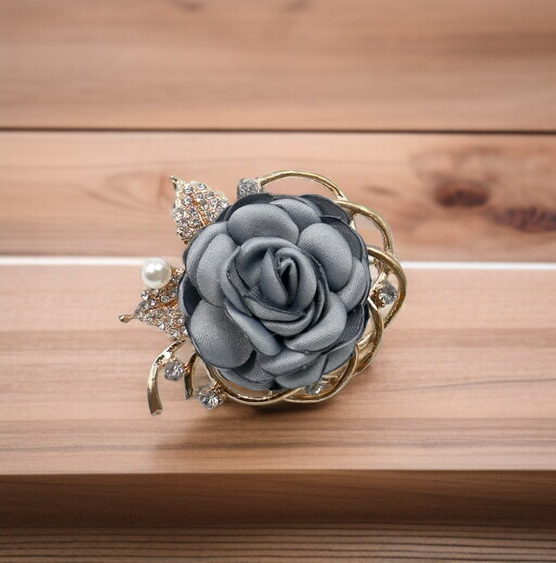 세련된 디자인의 장미꽃 브로치