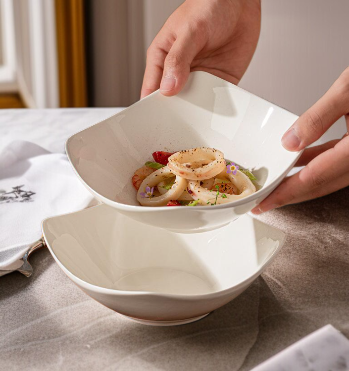 화이트 세라믹 샐러드 그릇에 담긴 신선한 샐러드