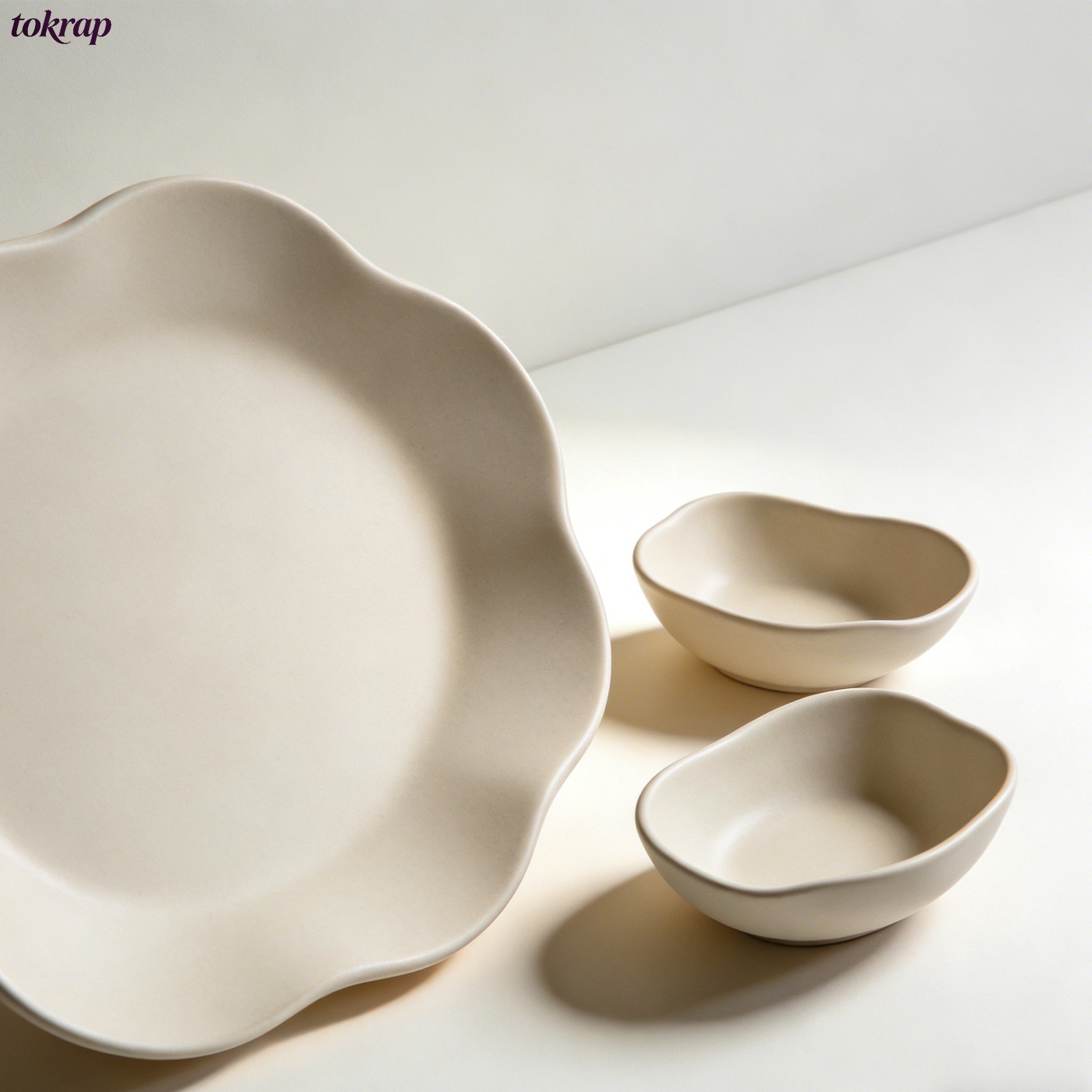 上品な花びら模様のプレート