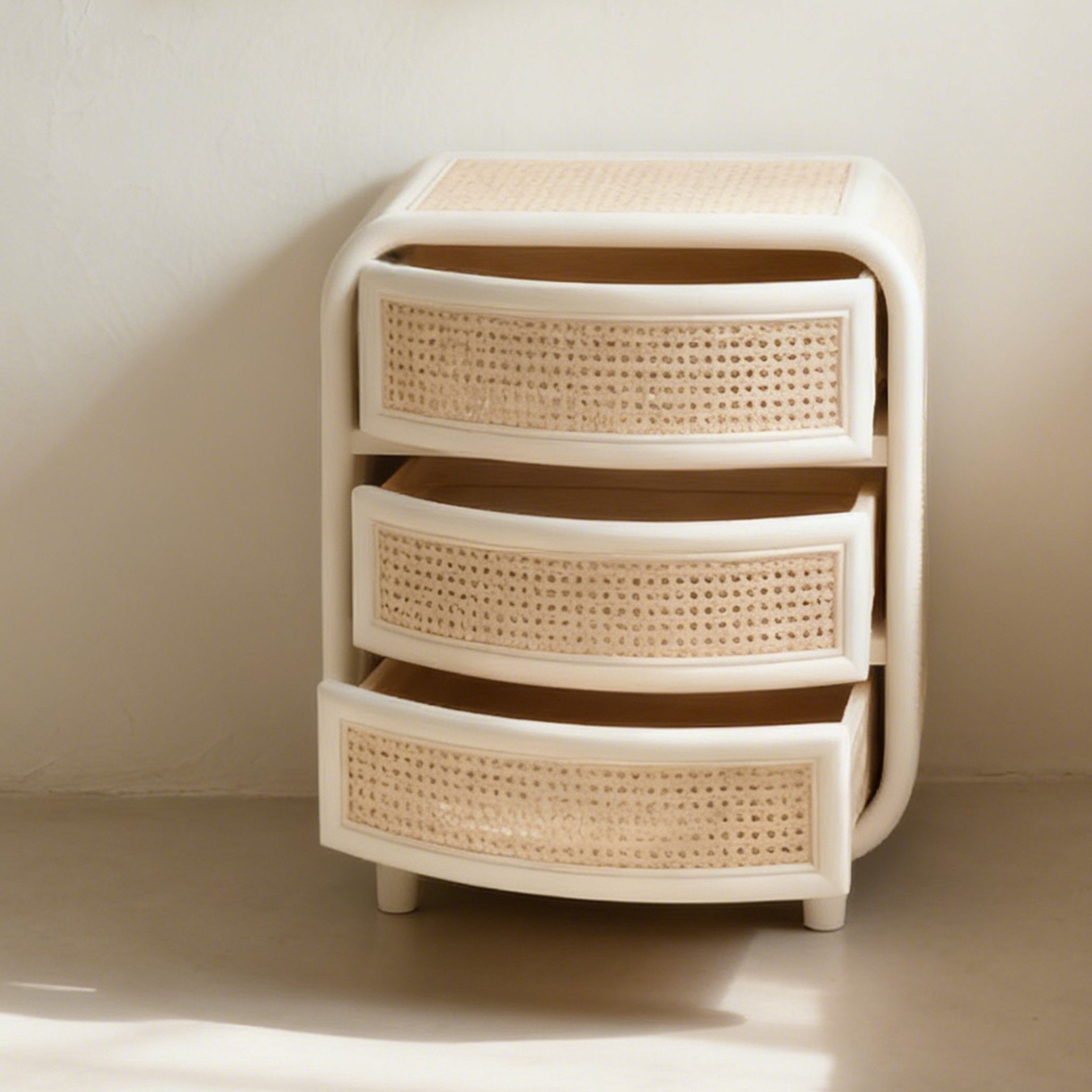 Detaliu textură ratan noptieră vintage