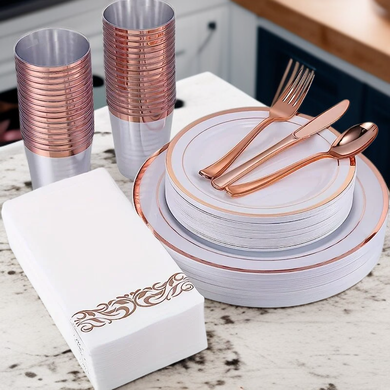 一次性金邊塑料餐具套裝，含盤子、酒杯、刀叉勺，適合25人使用