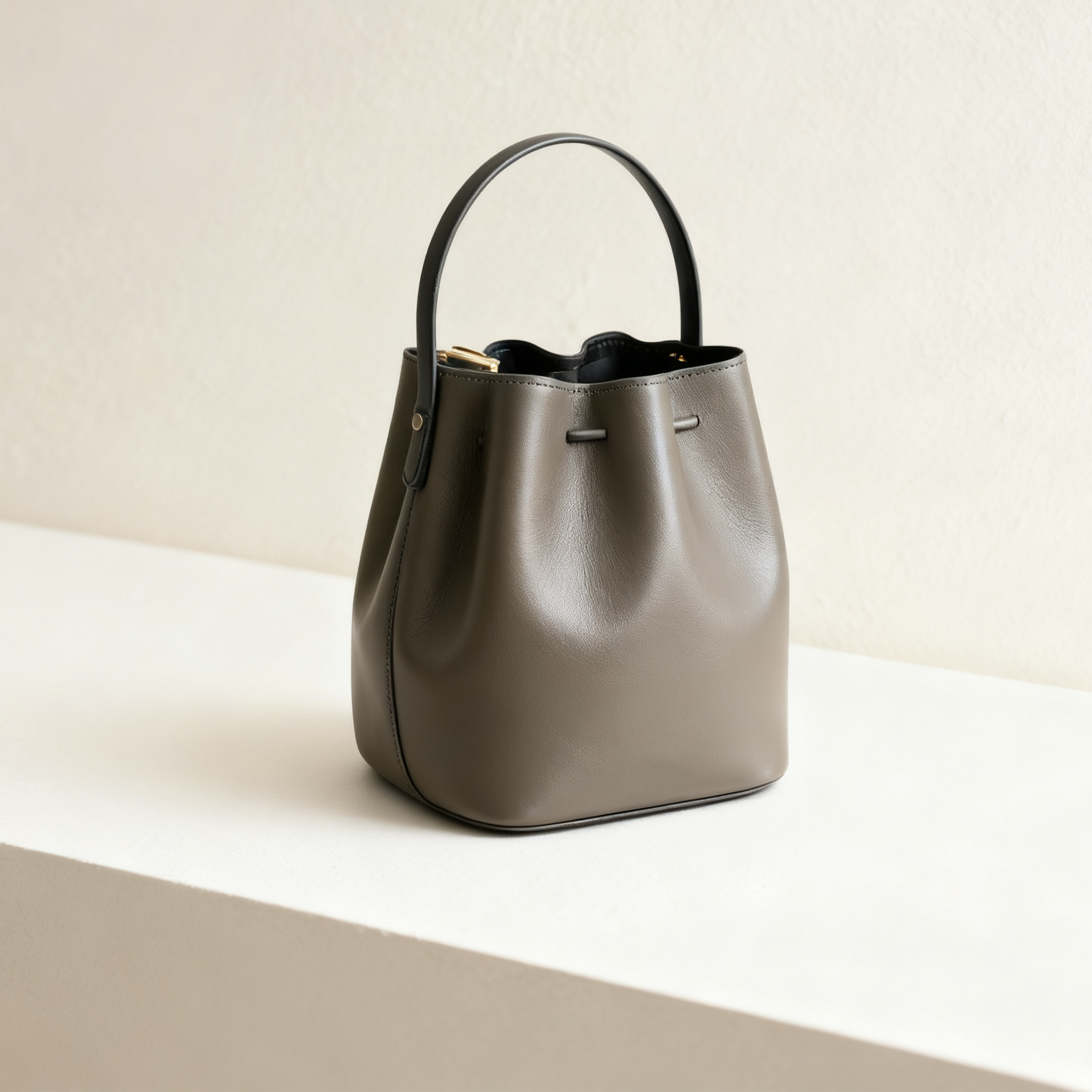 กระเป๋าถังน้ำหนังขนาดมินิ