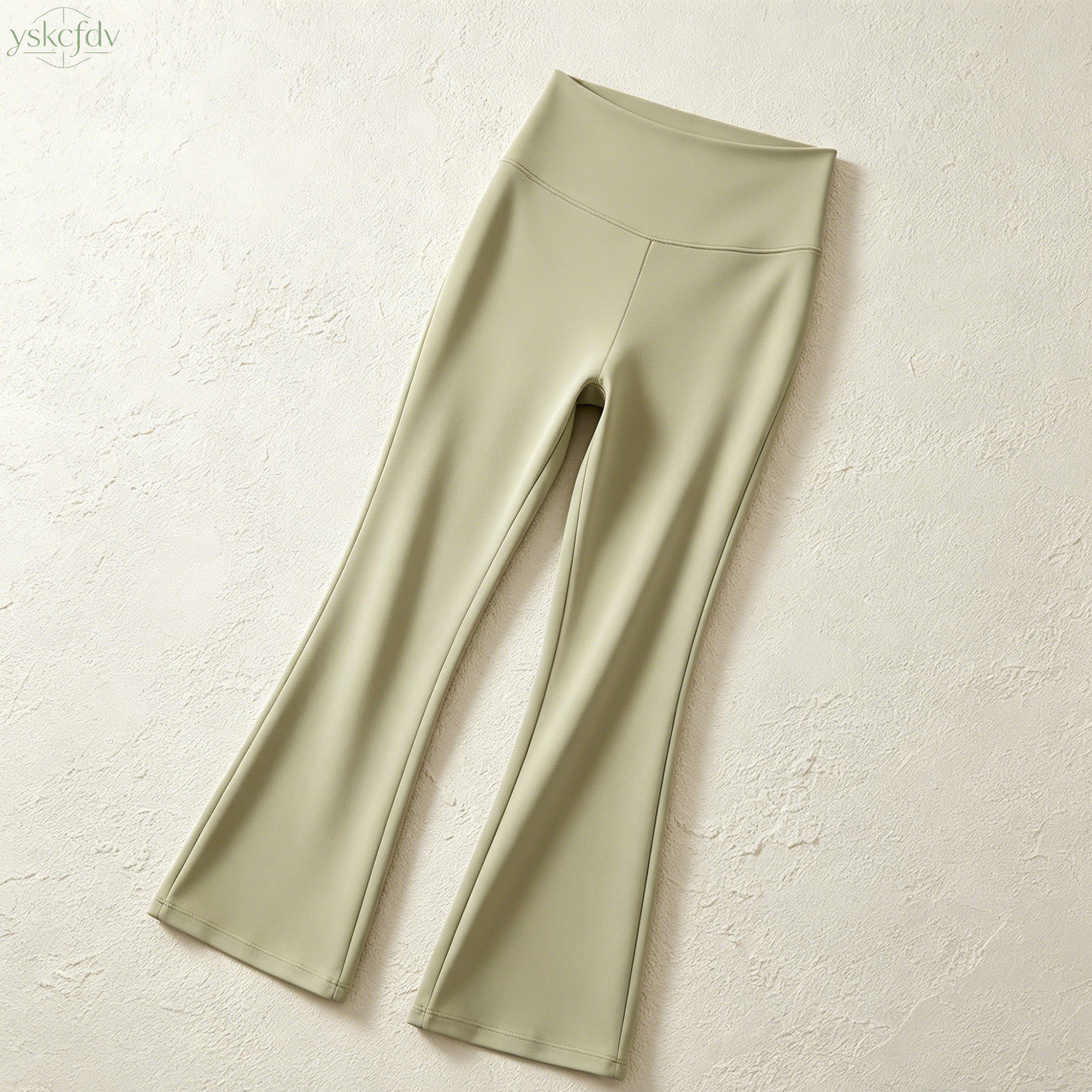 スリムフィットのストレッチフレアパンツ