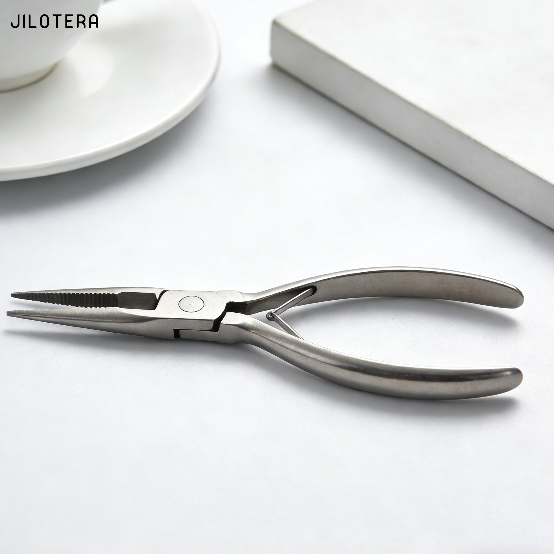 精密作業用ニードルノーズプライヤーの先端部分