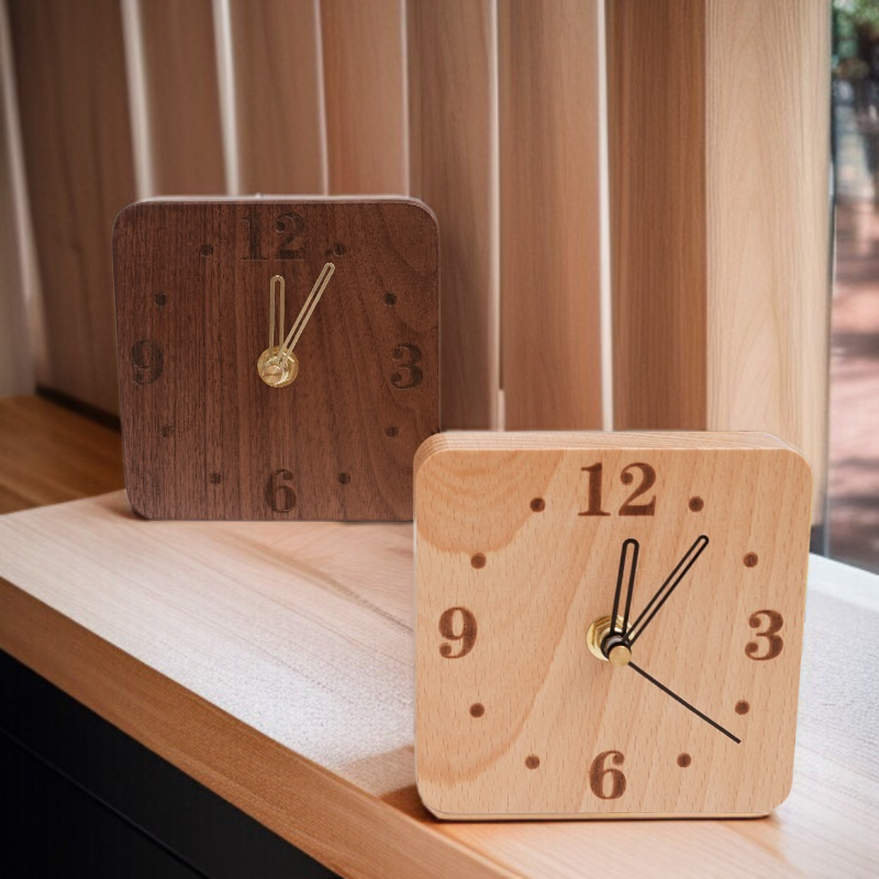 北欧風のシンプルな卓上時計、天然無垢材の静音木製時計、寝室のベッドサイド時計