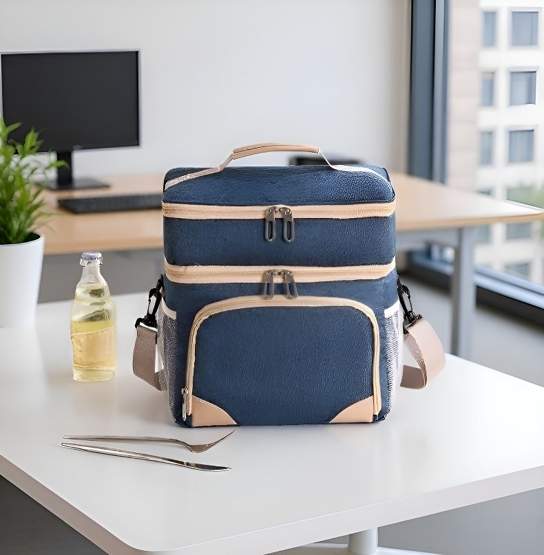 캠핑과 피크닉에 적합한 쿨러백 활용 장면