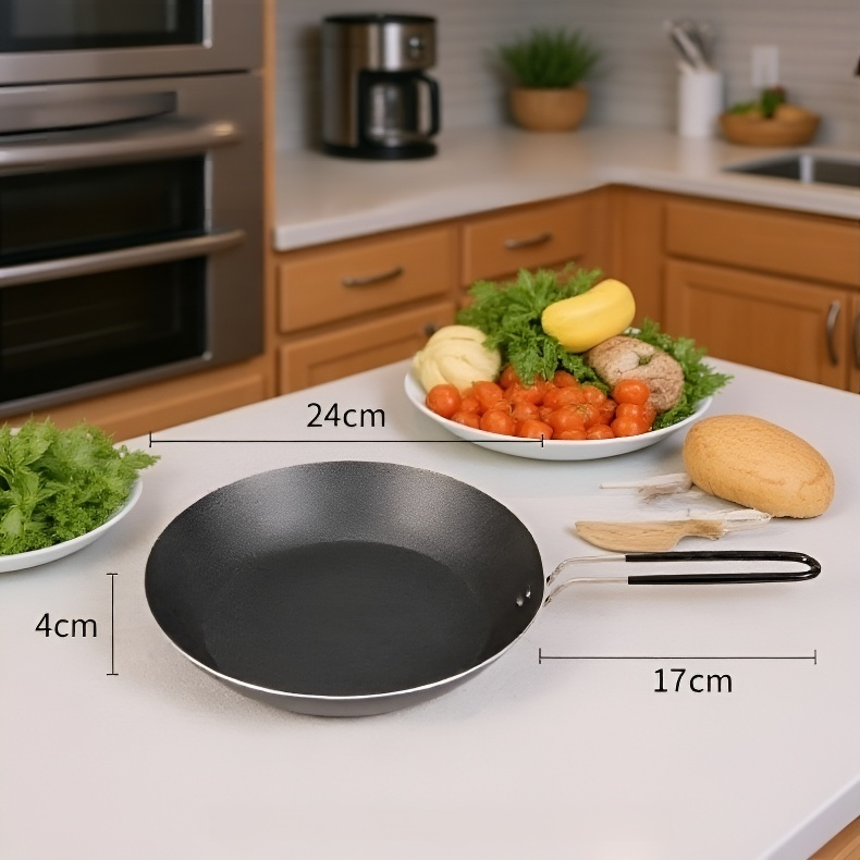 야외에서 프라이팬으로 요리하는 모습