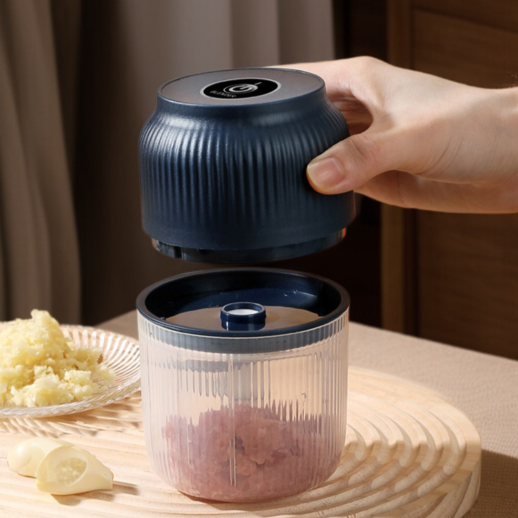 コンパクトサイズの電動ガーリックグラインダー