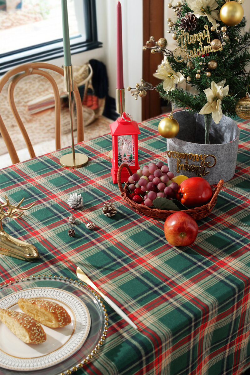 파티 테이블에 어울리는 크리스마스 장식 식탁보