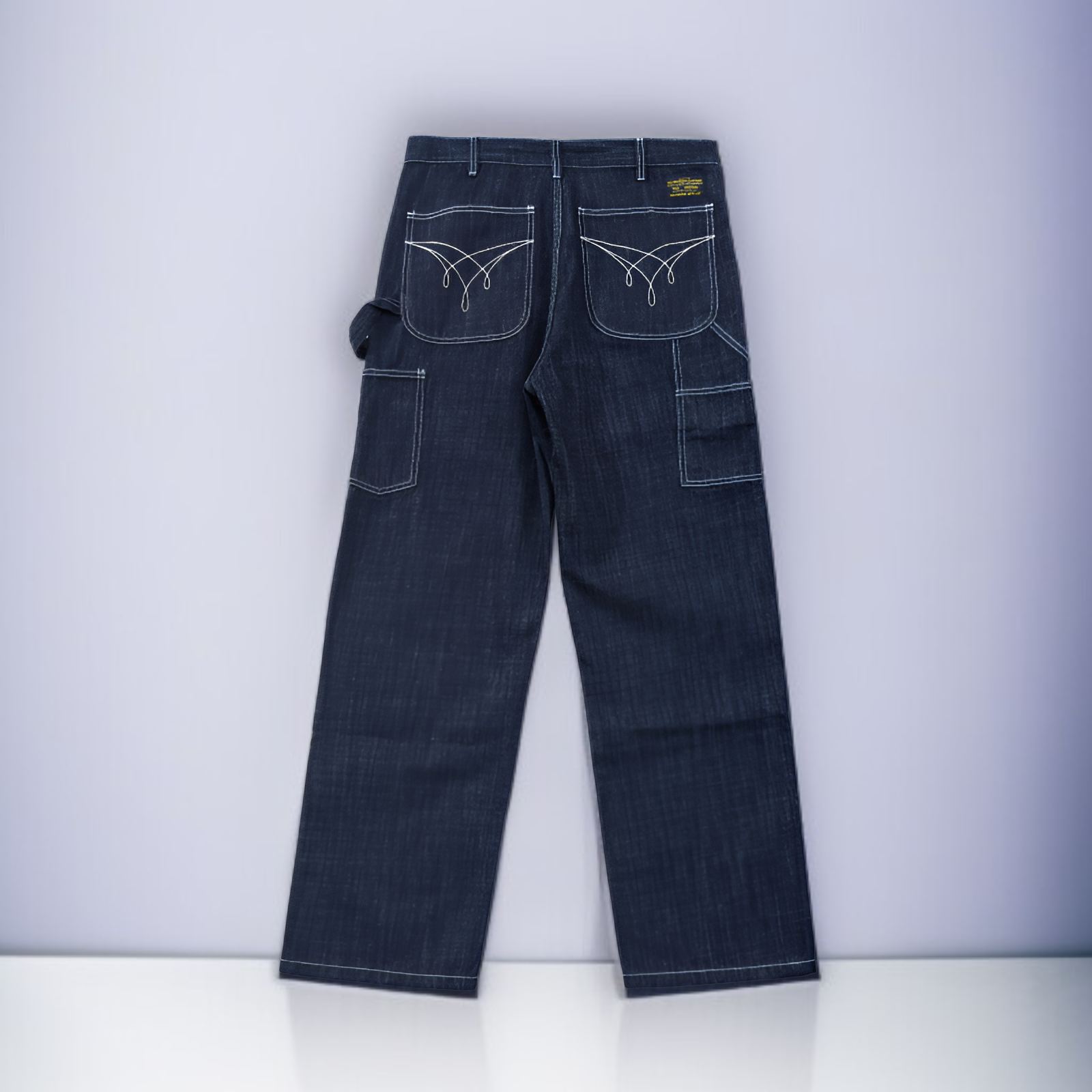 남성 모델이 입은 멀티 포켓 데님 바지