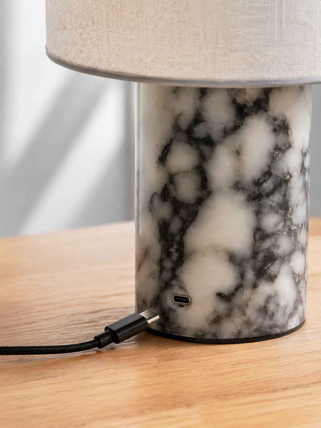 Detalle de lámpara de mesa recargable con diseño sofisticado