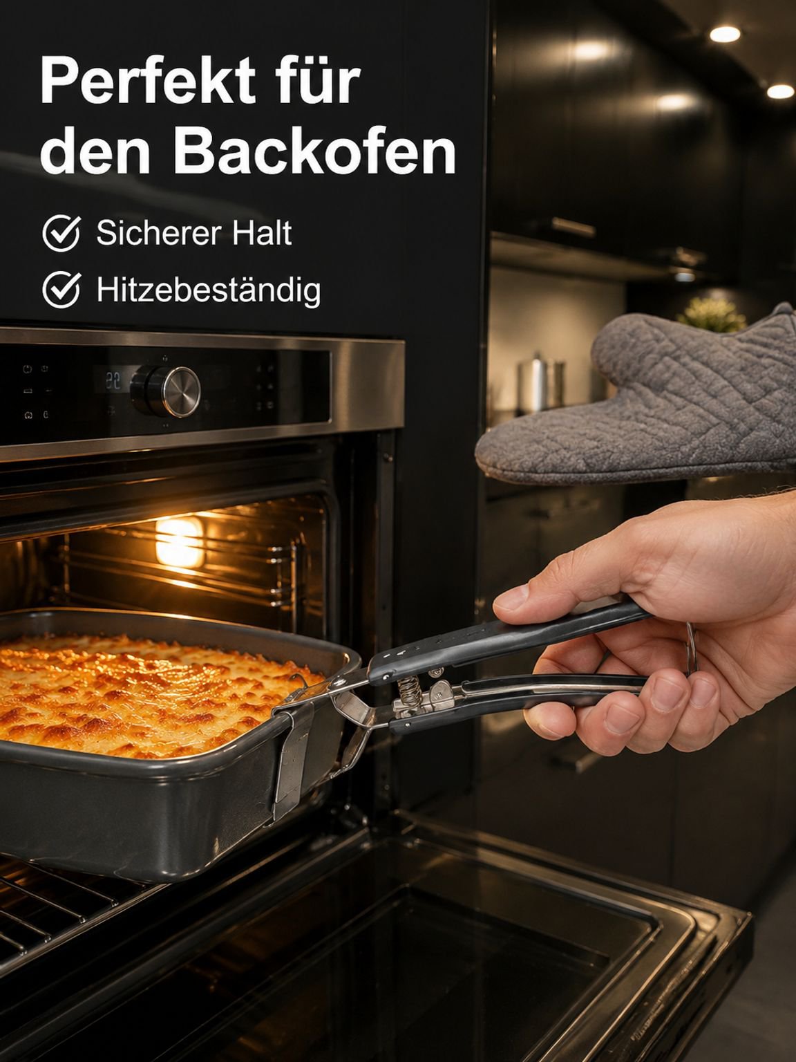 Tellerzange beim Herausnehmen von heißen Backformen