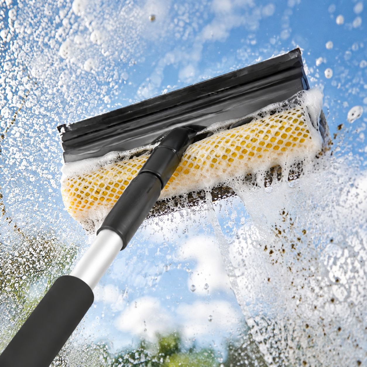 Streak-free glass cleaning with squeegee