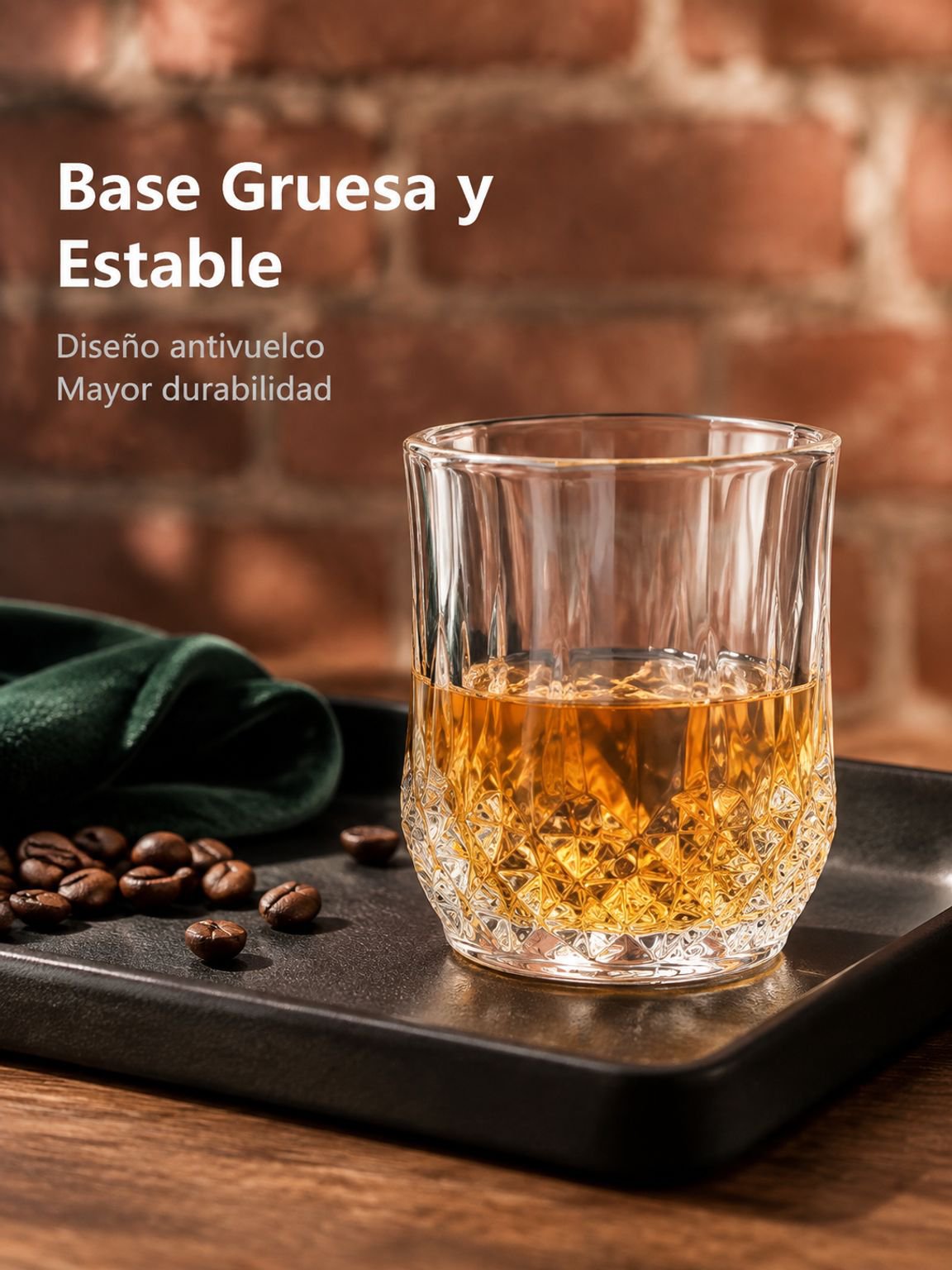 Vista lateral de un vaso para whisky de diseño elegante