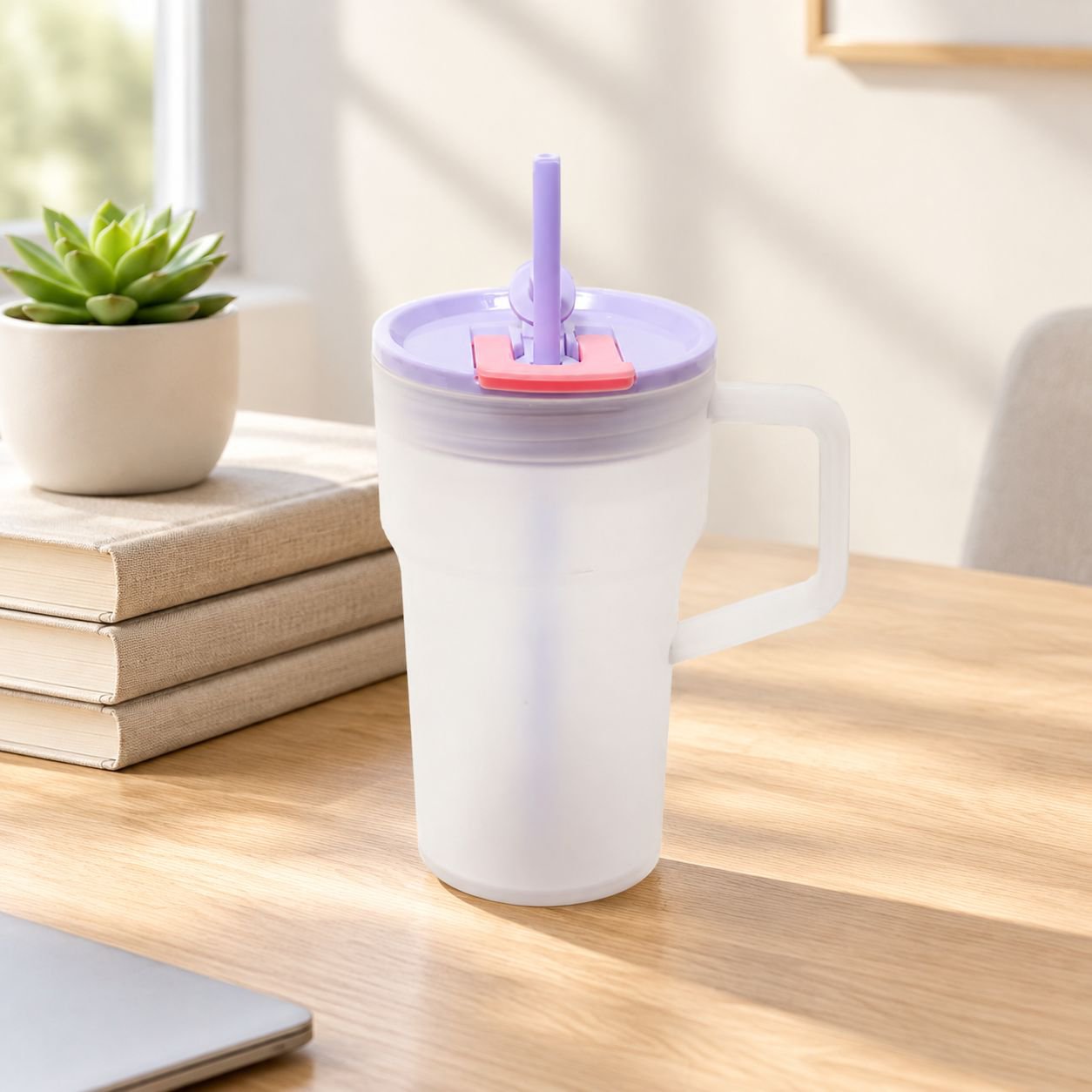 Stylischer Becher mit zwei Trinköffnungen und Strohhalm