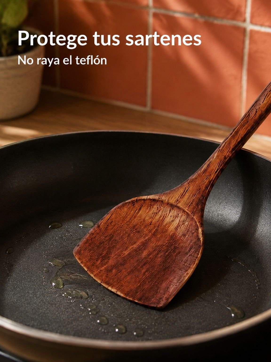 Espátula de madera de haya para cocinar en la cocina.