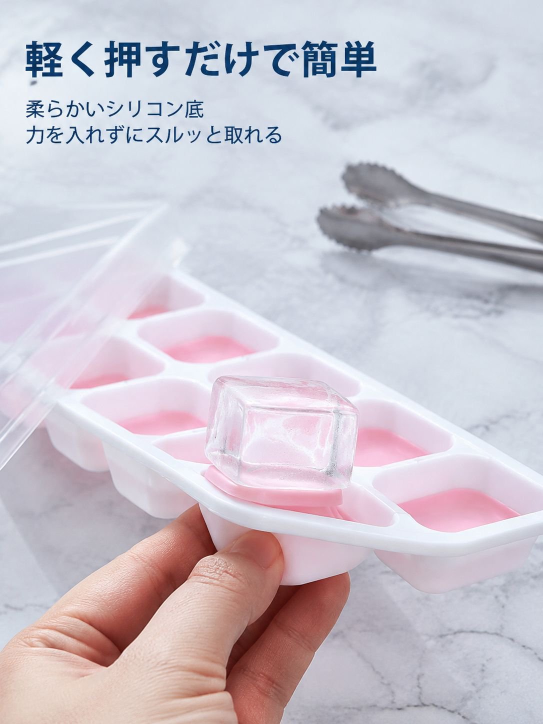 製氷トレーに水を注ぐ様子