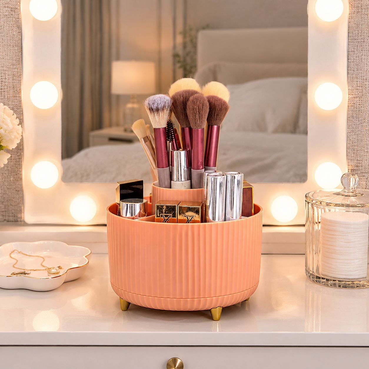 Compact rotating organizer for makeup brushes