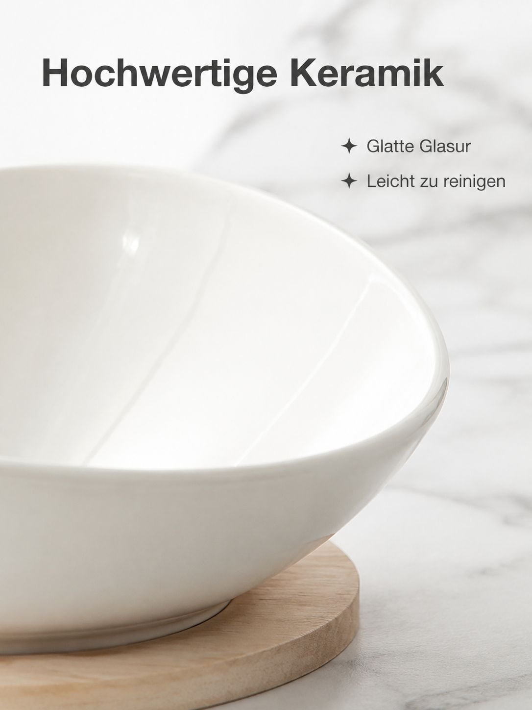 Schräge Schale aus reinweißer Keramik.