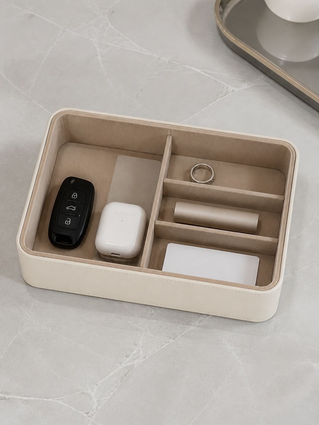 Luxuriöse cremeweiße Aufbewahrungsbox für Schmuck und Kosmetik