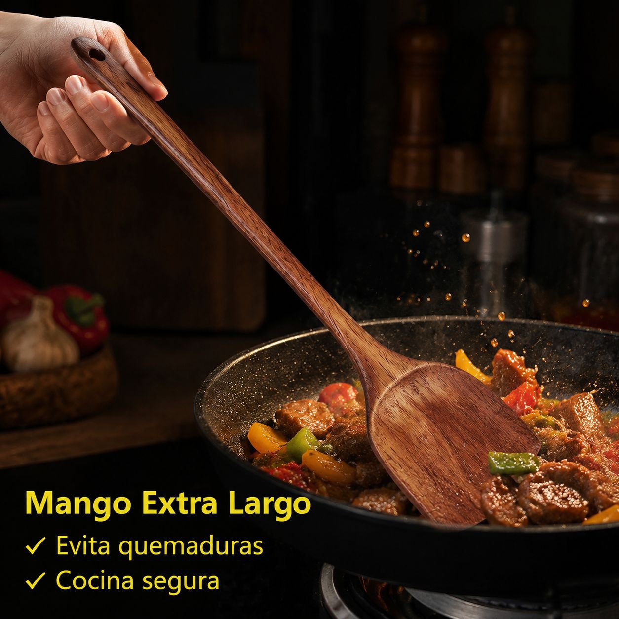 Espátula de madera de haya para cocinar en la cocina.