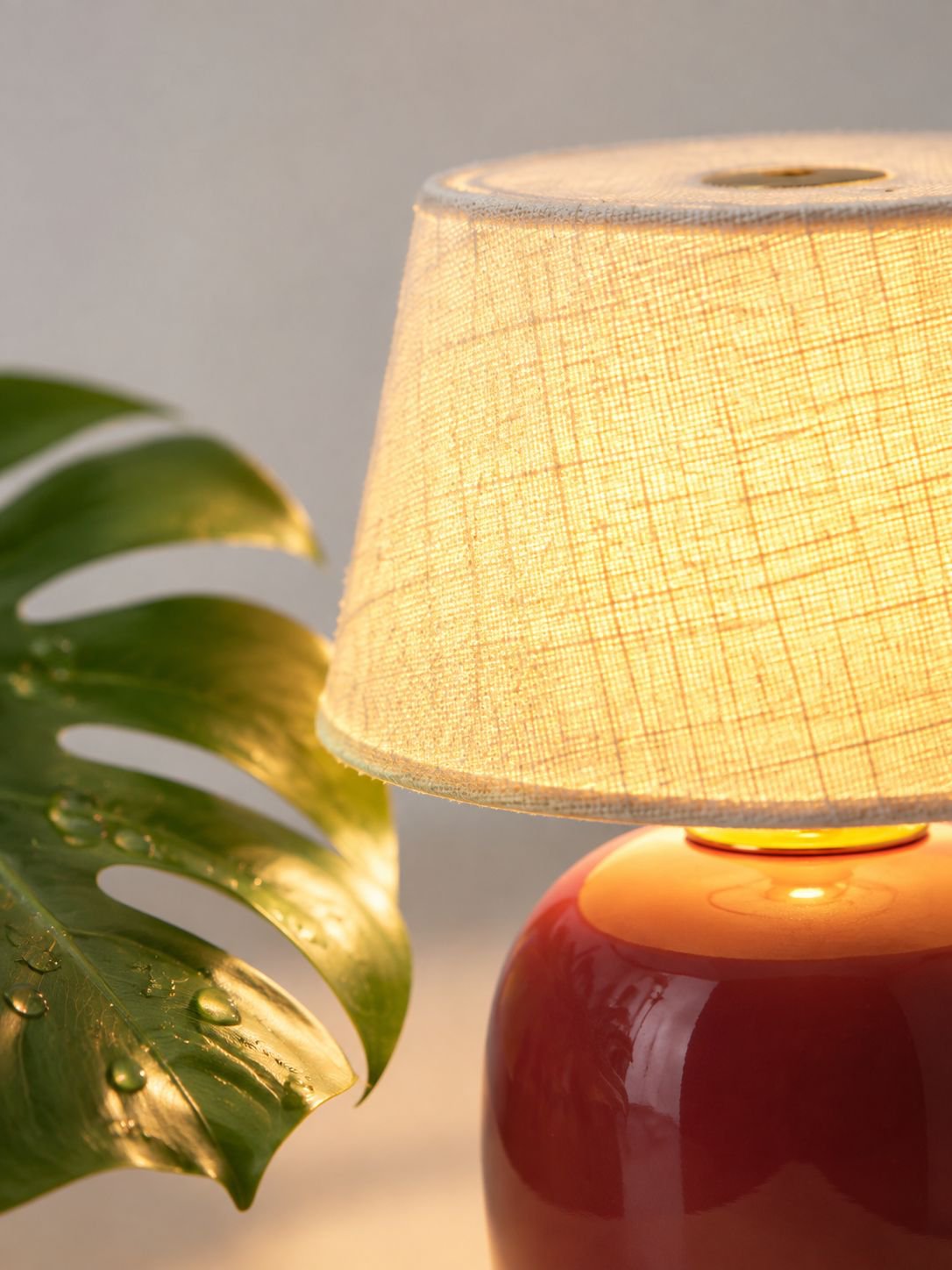 Wiederaufladbare französische Retro-Nachttischlampe im Schlafzimmer