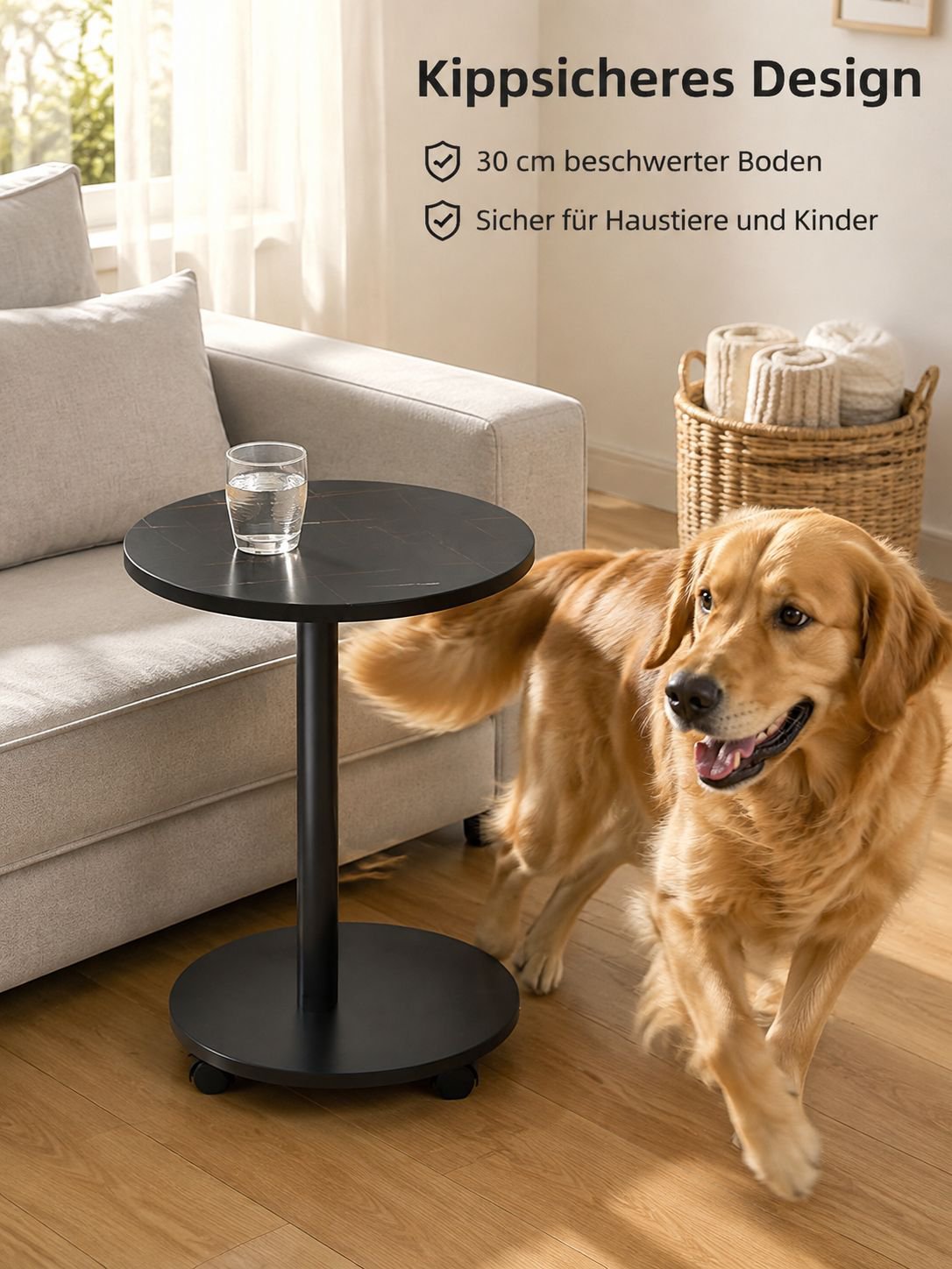 Kleiner Beistelltisch mit dekorativen Accessoires