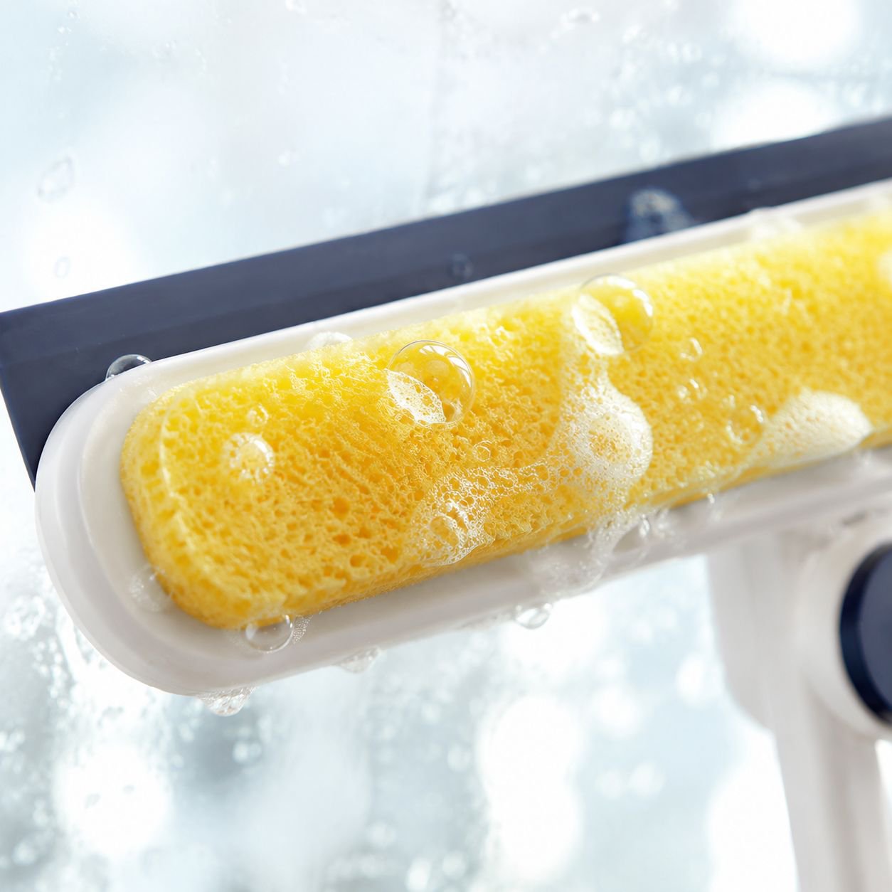 Efficient window cleaning tool for streak-free results