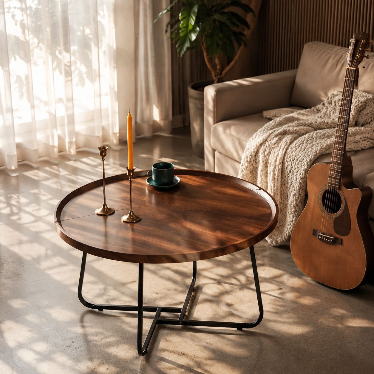 Wohnzimmer mit modernem und schlichten Couchtisch dekoriert