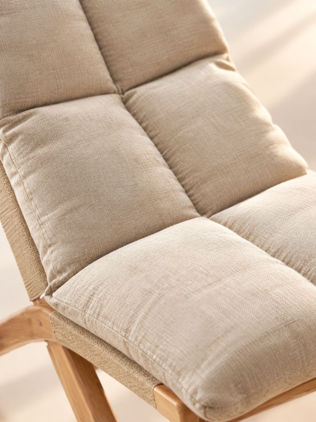 Accoudoirs ergonomiques du fauteuil en bois massif