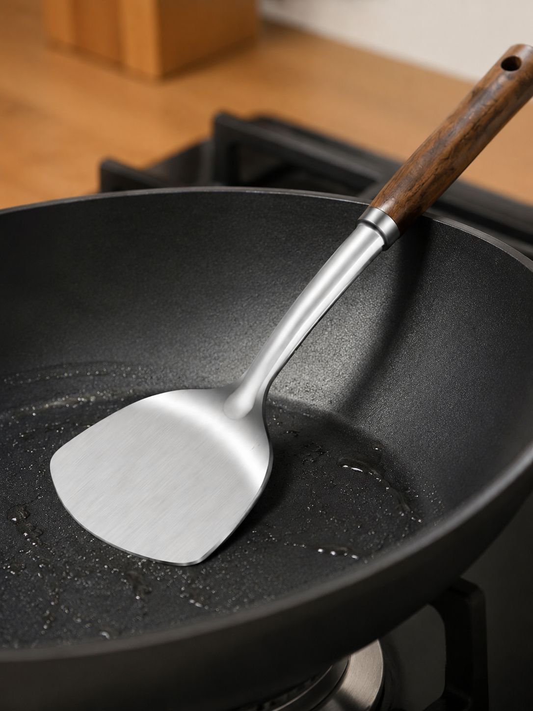 Espátula de acero inoxidable engrosada para cocinar.